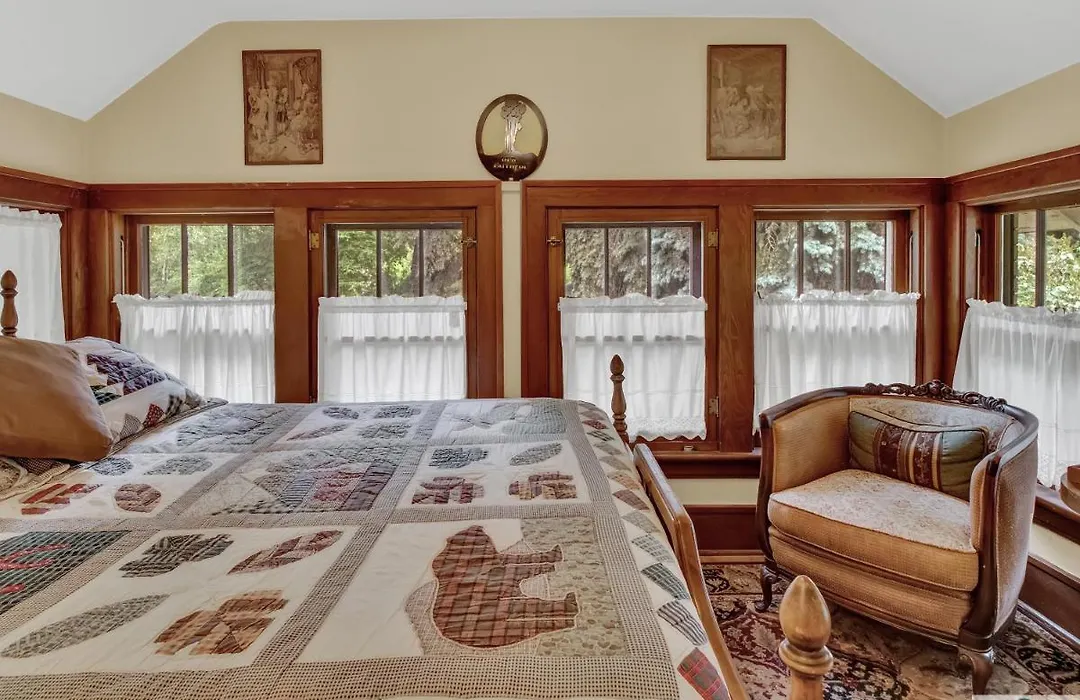 Robins Nest Bed & Breakfast-1